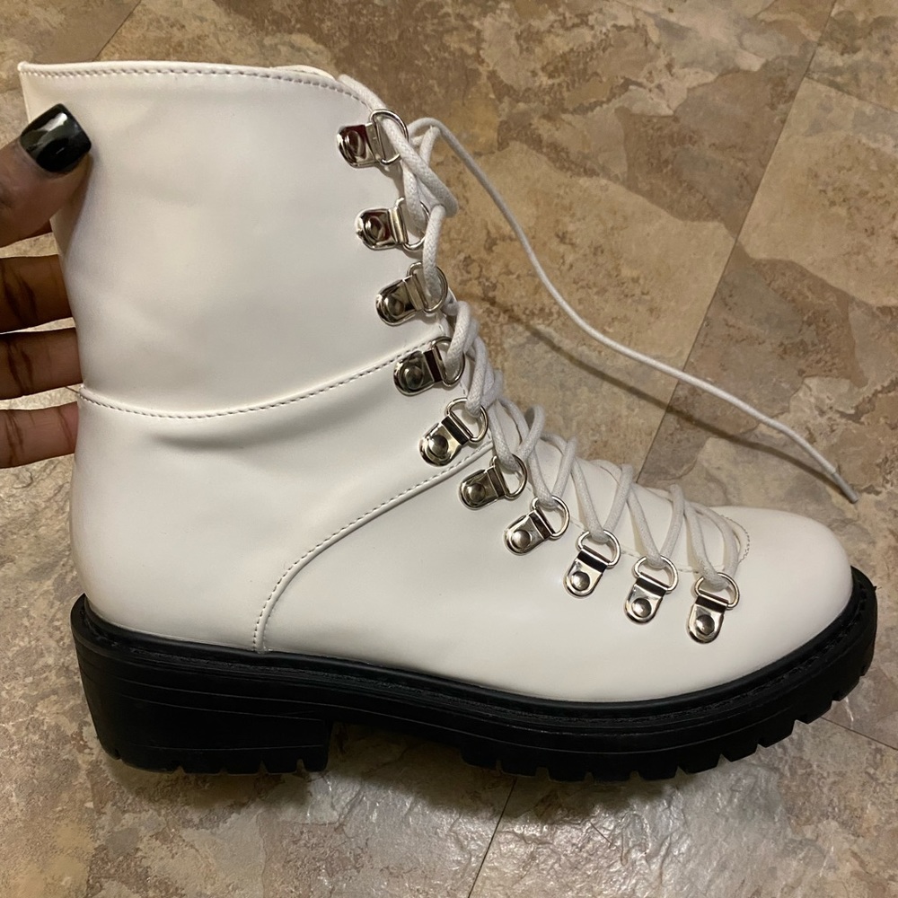 **BRAND NEW** NEVER WORN white ankle combat boots Size US.6…
